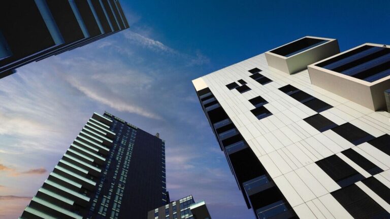Nifty Realty plonge de 6,5 %, soit la plus forte baisse sur une journée en 7 mois, en baisse de 21 % par rapport au récent sommet.