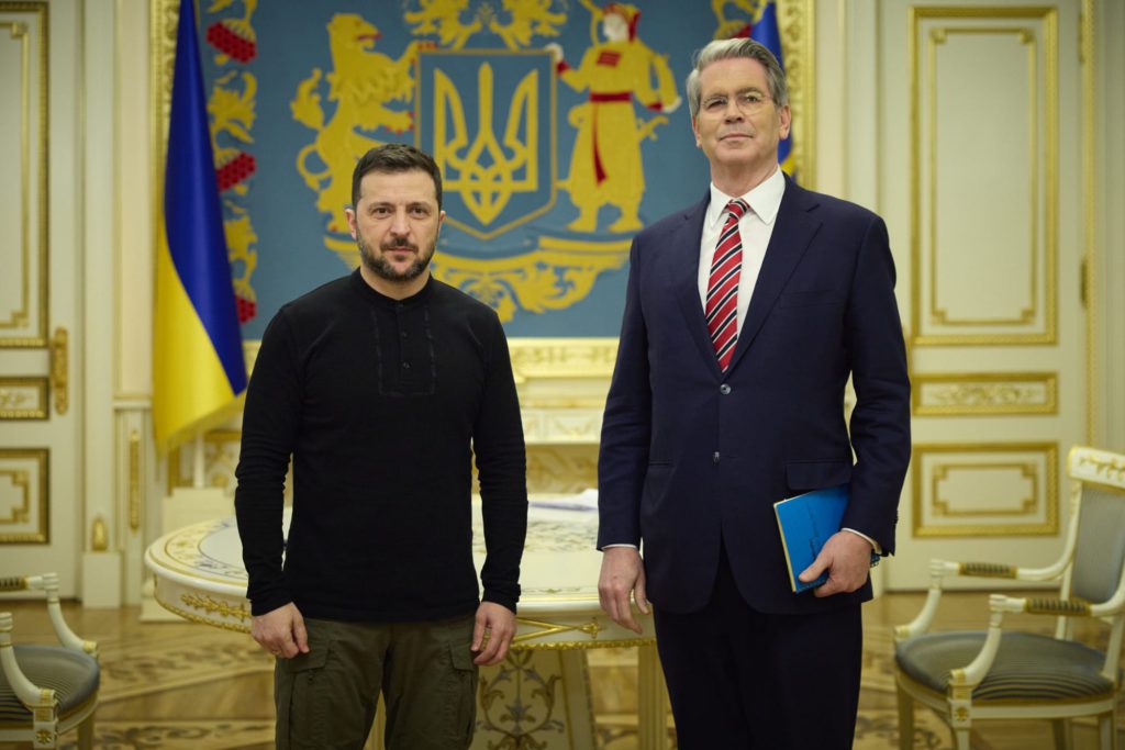 Le responsable de Trump a déclaré que l'accord sur les minéraux donnera à Kiev `` bouclier de sécurité '' de Kiev