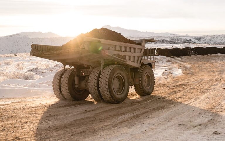 Newmont bat l'estimation des bénéfices du quatrième trimestre sur la production d'or plus élevée, les prix