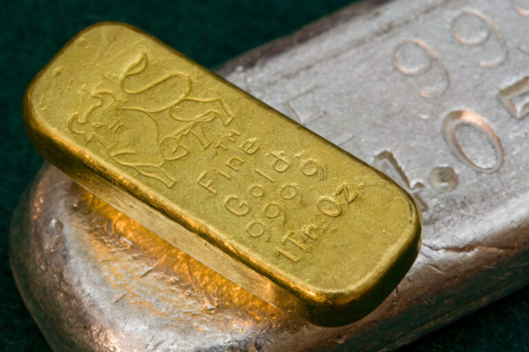 Silver attrape un ascenseur du taureau de Gold à l'œil à 10 ans Peak