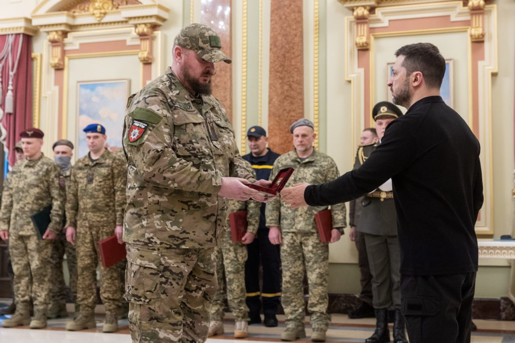 Zelenskiy dit que l'accord des minéraux américains doit inclure des garanties militaires