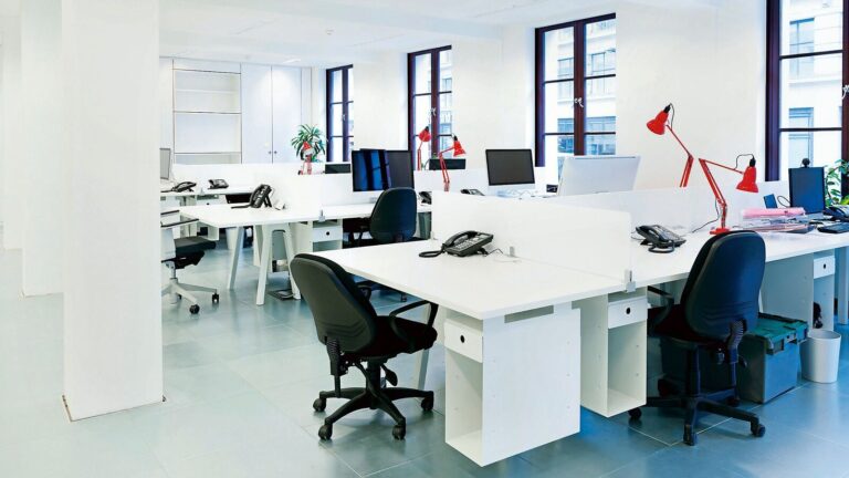 Demande robuste d'espaces de bureaux pour donner aux occupations une légèreté