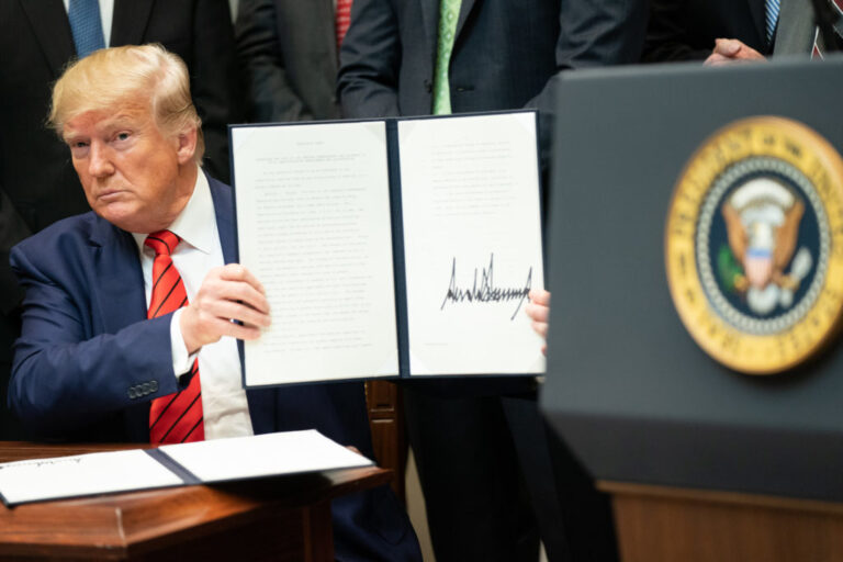 Trump signe un décret exécutif stimulant l'industrie minière de la mer profonde