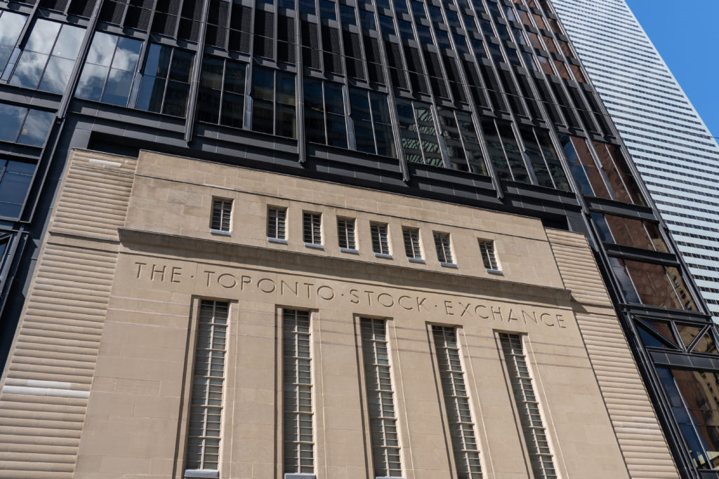 Market de vente d'actions canadiennes de guerre commerciale malgré les offres de métaux