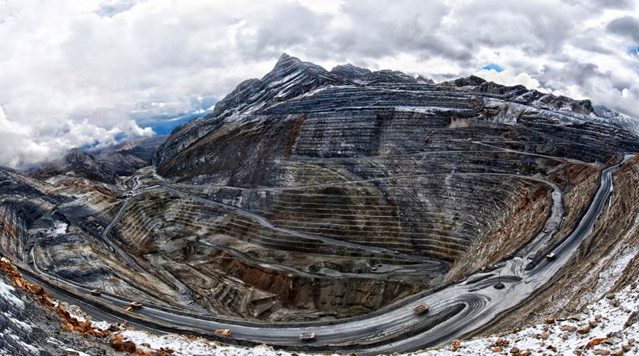 La mine de cuivre d'Antamina du Pérou redémarre après l'accident qui a laissé des employés morts