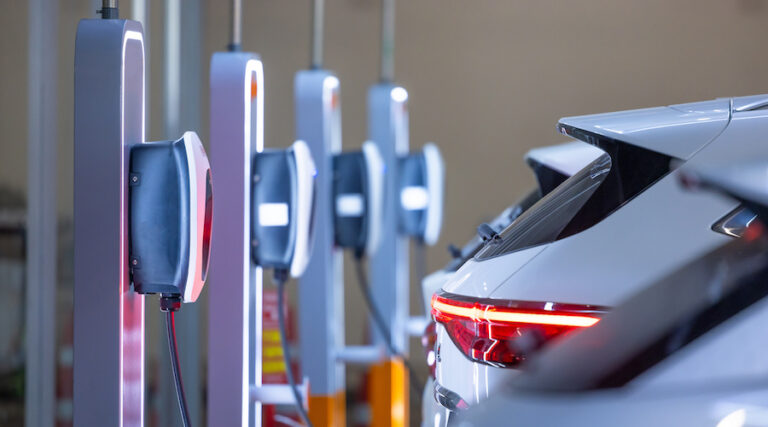 Les tarifs remodèlent l'industrie des véhicules électriques - et les transactions derrière lui