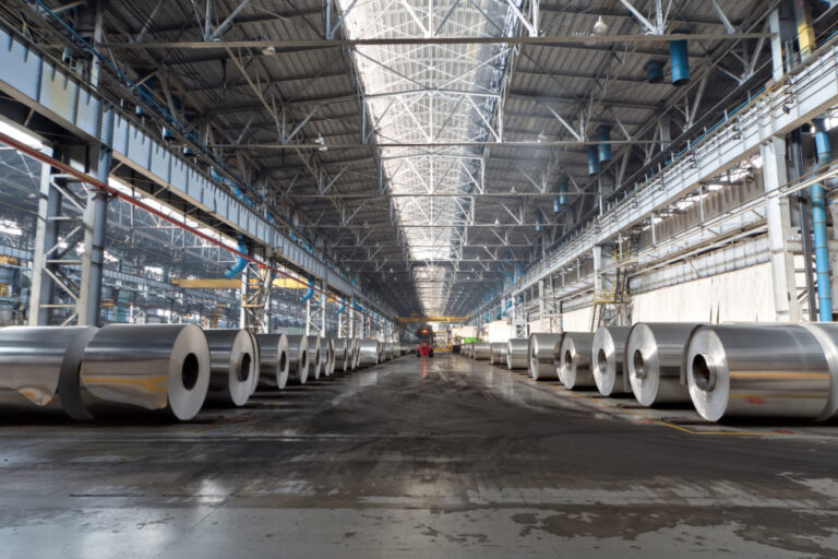La prime en aluminium pour les acheteurs américains s'enfonce après que Trump double des tarifs