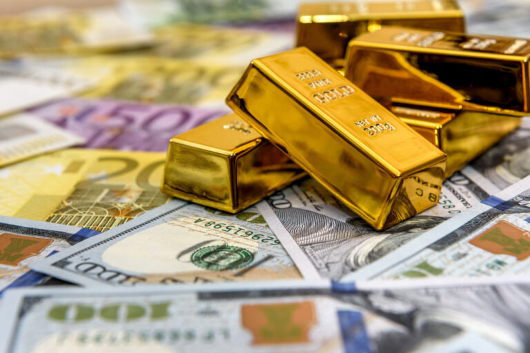 Les banques centrales ont l'or, l'euro et le yuan alors que la domination du dollar diminue
