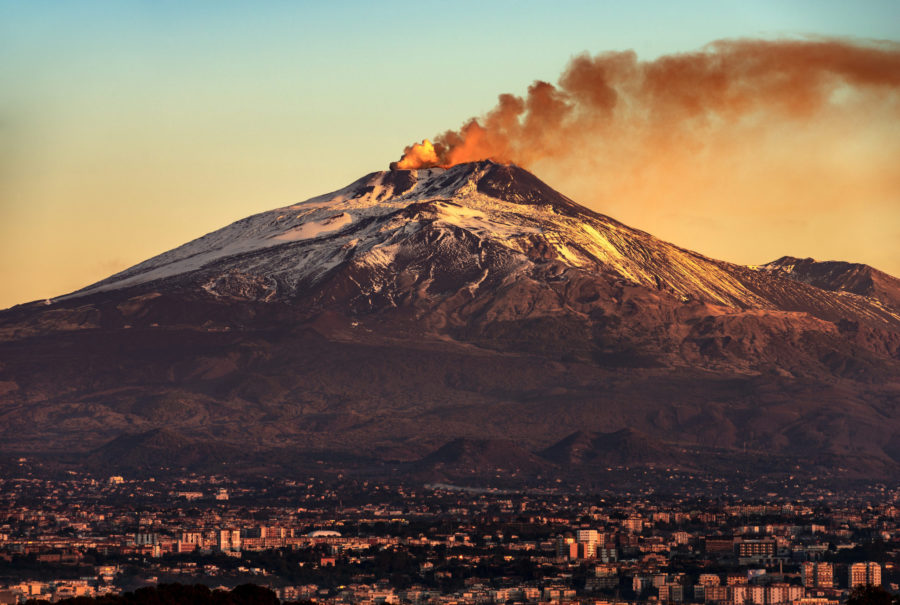 Mount Etna éclate, déchaînant la lave - et peut-être des minéraux cachés