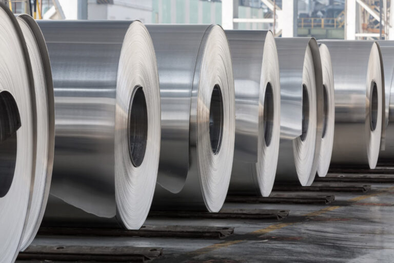 Colonne: Les flux en aluminium se déplacent après que Trump se double des tarifs