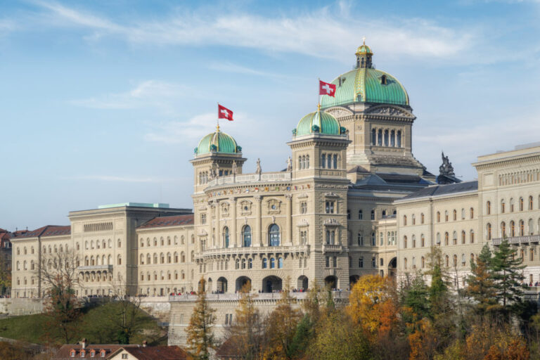 La Suisse affirme que les tarifs pour les discussions avec nous continuent, l'industrie de l'or préoccupée par le commerce des lingots