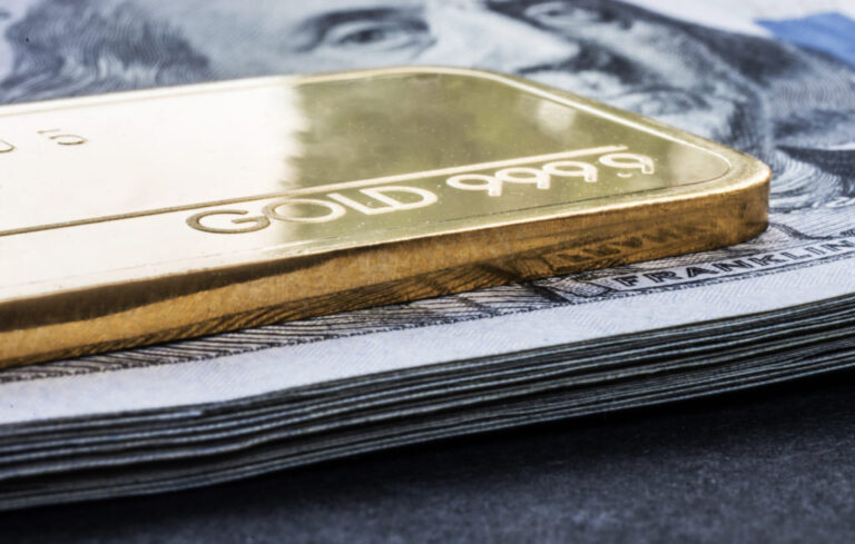 Gold glisse du record à mesure que le dollar rebondit après une baisse du taux de la Fed