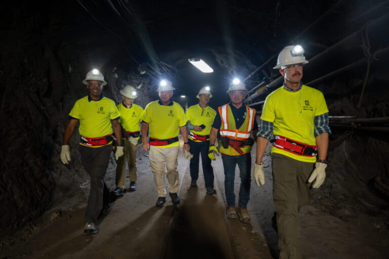 Titan commence à travailler pour commander des installations de graphite américain