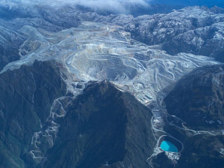 Freeport Indonesia dit que la recherche de cinq travailleurs de Grasberg piégés