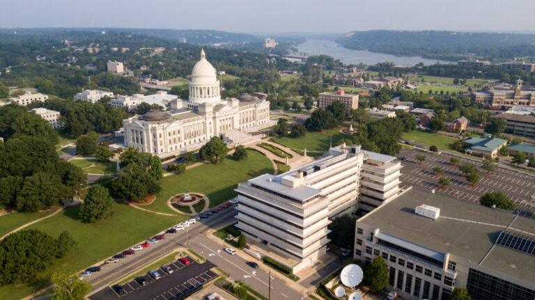 L'Arkansas vise à devenir une plaque tournante américaine du lithium, en surmontant la concurrence chinoise et les défis technologiques