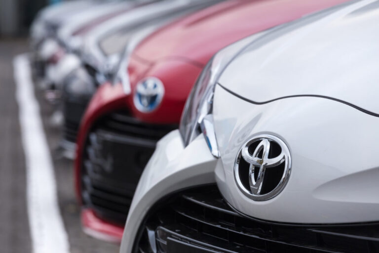 Les constructeurs automobiles inquiets se battent pour dépasser l'échéance chinoise des terres rares