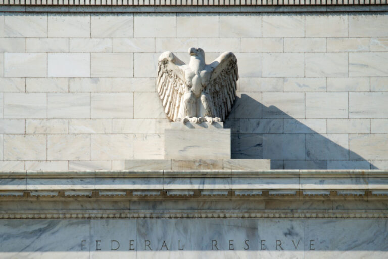 Le prix de l'or en hausse de plus de 2% alors que les attentes de réduction des taux de la Fed augmentent