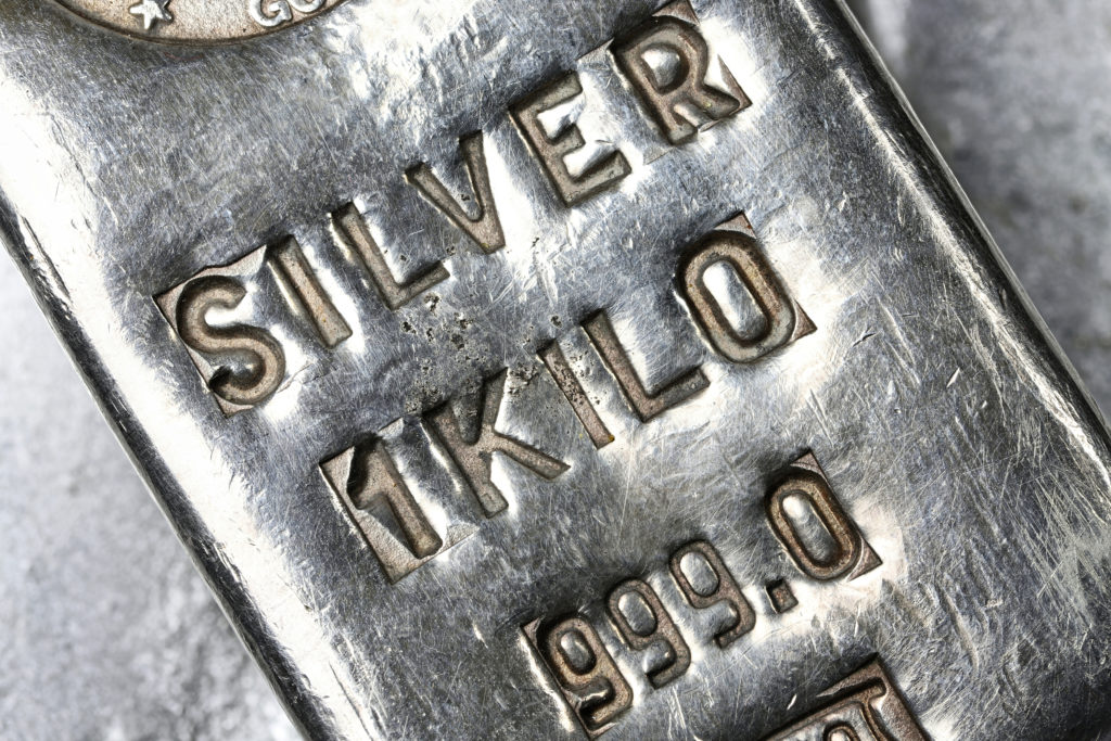 Le prix de l'argent se dirige vers un gain hebdomadaire dans le cadre d'une poussée spéculative
