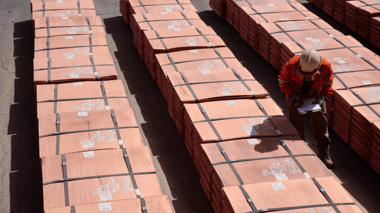 Le prix du cuivre se dirige vers 12 000 dollars la tonne alors que les banques prévoient de nouveaux gains