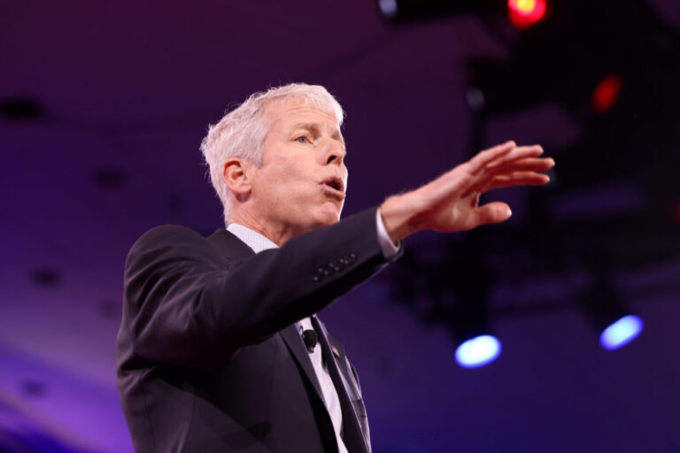 Le chef américain de l'énergie minimise l'intérêt pour les terres rares du Groenland