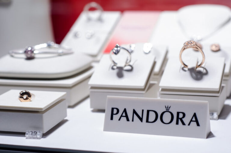Pandora va lancer des bijoux en plaqué platine alors que les prix de l'argent s'envolent