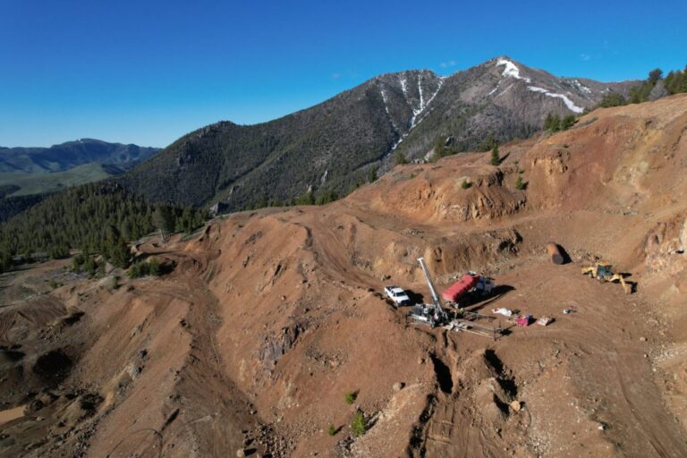 Phoenix Copper suspend ses hauts dirigeants suite à une enquête de paiement