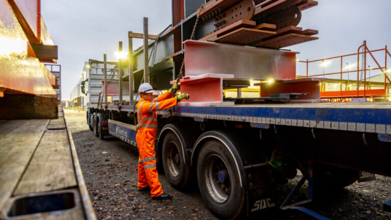 Le Royaume-Uni envisage de doubler les tarifs douaniers sur l'acier, rapporte Politico