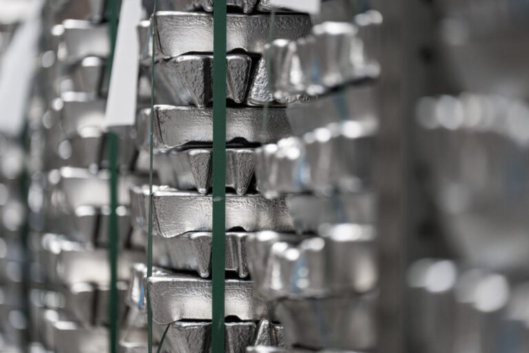 La prime de l'aluminium diminue alors que les États-Unis s'apprêtent à réduire les droits de douane sur le métal canadien
