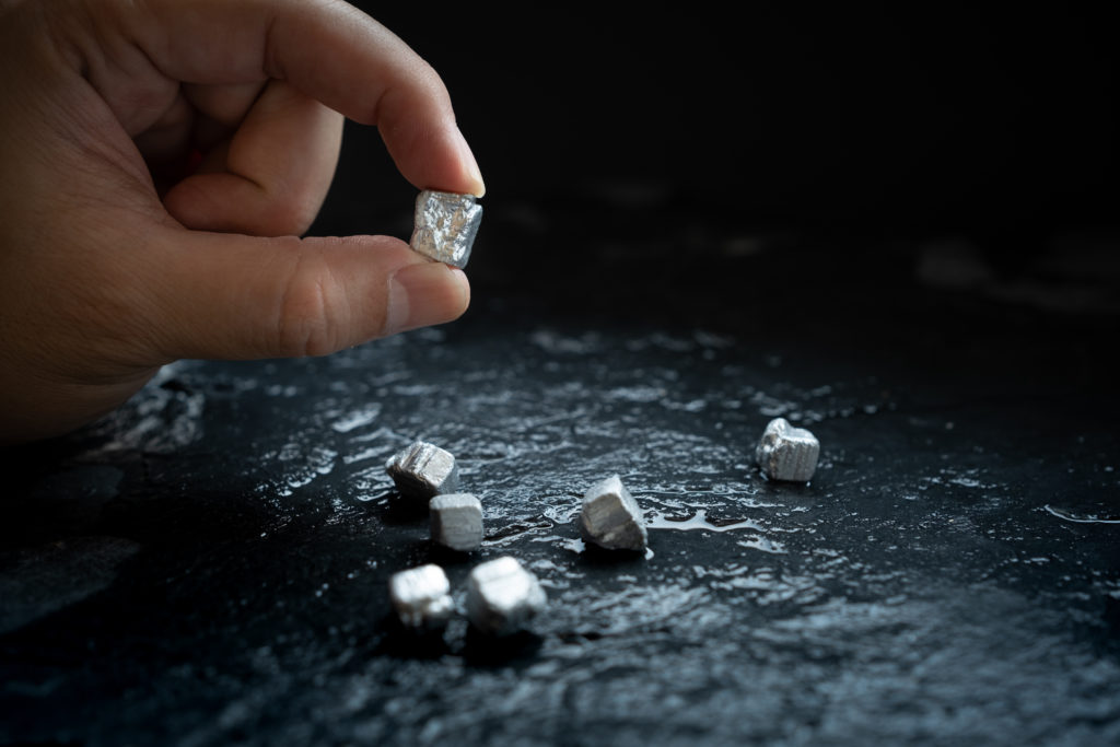 Article d’opinion : Comment l’obscur yttrium est devenu un point chaud mondial