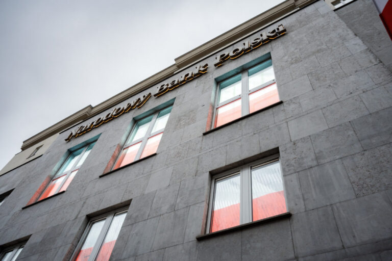Les investisseurs soutiennent le prix de l’or alors que les banques centrales ralentissent